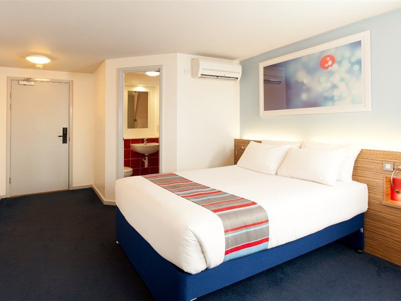 Travelodge London Central City Road Экстерьер фото